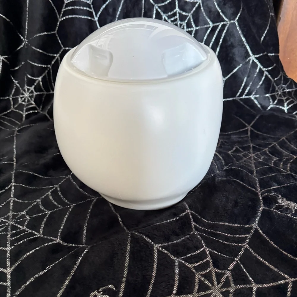 White‎ Skull Plastic Blow Mold Cookie Jar